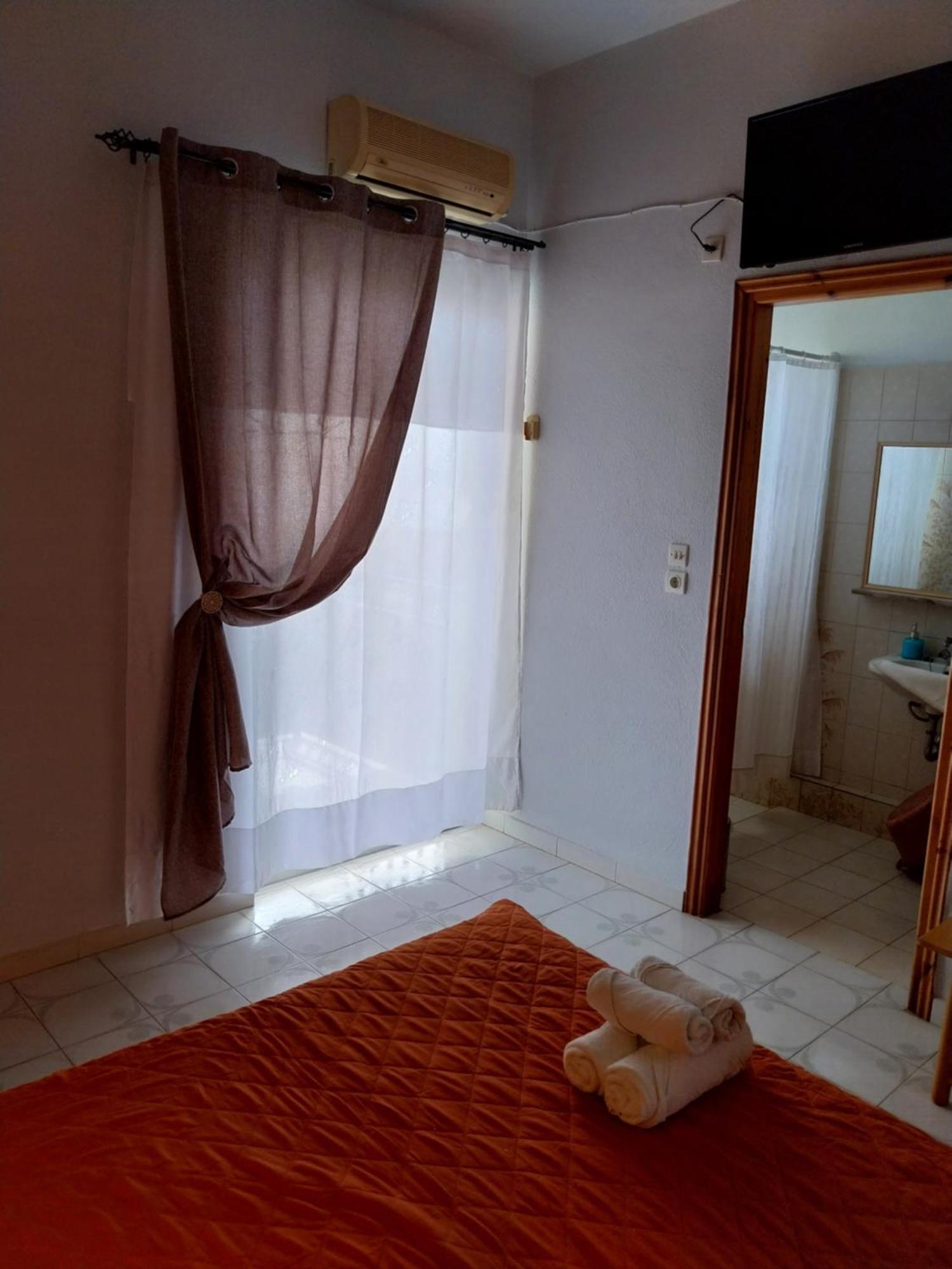 Meltemi And Apartment Finikounta