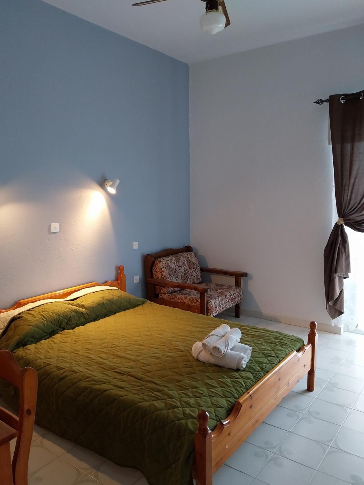 Meltemi And Apartmán Finikounda